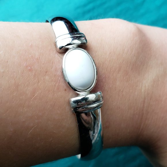 2/25$ Vintage Monet bracelet silver tone - Picture 1 of 7